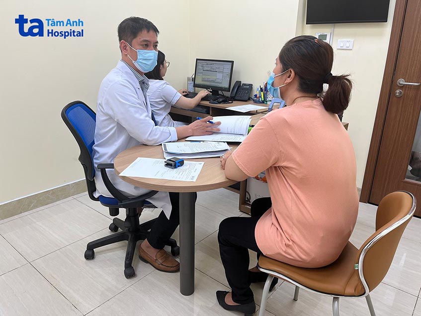 Bác sĩ Nguyễn Hồng Vinh khám cho bệnh nhân sau mổ