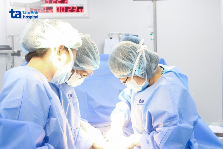 Bác sĩ Yến Thu và ê kíp mổ lấy thai cho chị Quyên