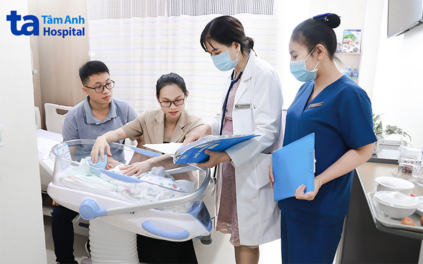 Bé Tom được phát hiện dị tật tim bẩm sinh phức tạp trong thai kỳ, được theo dõi chặt chẽ, chăm sóc đặc biệt và phẫu thuật lúc 6 ngày tuổi