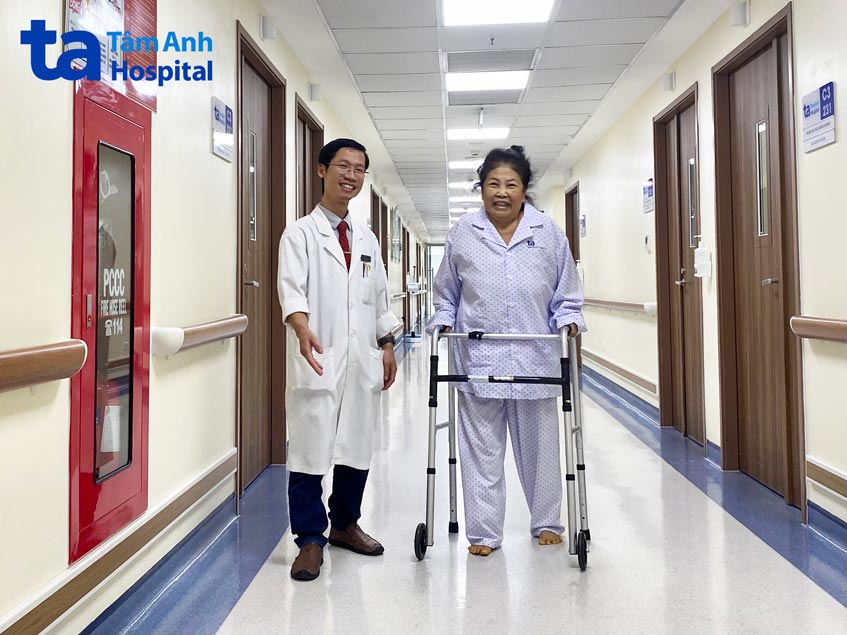 bệnh nhân tập đi sau phẫu thuật