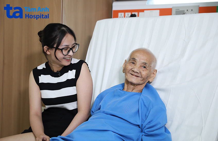 bệnh nhân và gia đình chuẩn bị xuất viện