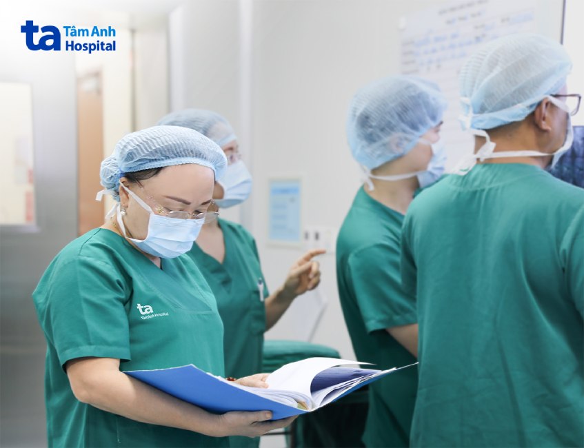 BS Chung Thủy xem hồ sơ trước mổ