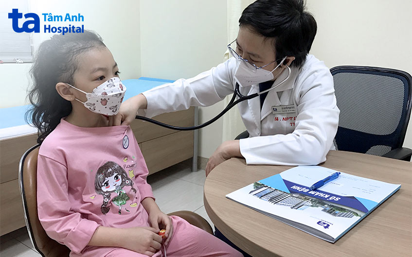 BS.CKI Nguyễn Phạm Thùy Linh - BVĐK Tâm Anh TP.HCM đang thăm khám tim mạch cho bệnh nhi