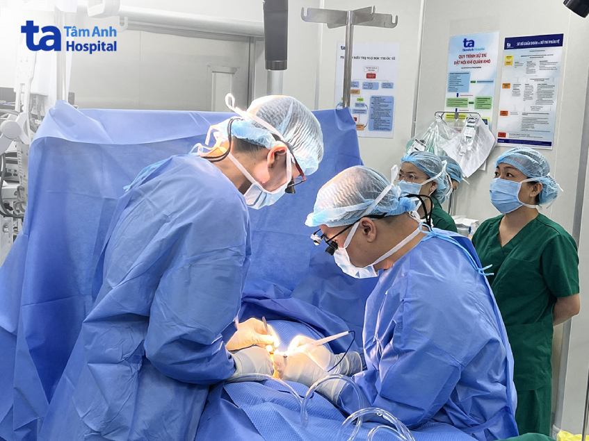 BS Đỗ Trọng mổ nội soi giải cứu buồng trứng cho bé gái