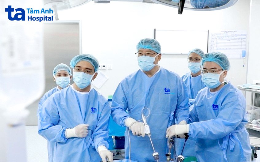 bs Hùng trong ca phẫu thuật nội soi
