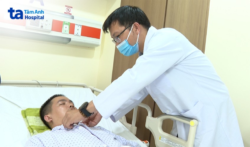 bs Phát kiểm tra vết mổ