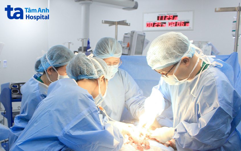 BS.CKII Lê Thanh Hùng (phải) mổ lấy thai cho sản phụ Thoa