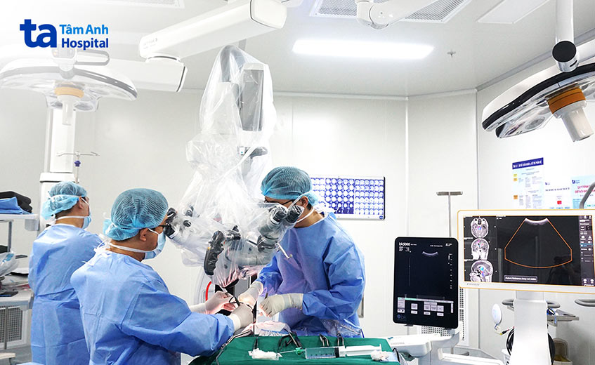 Ca mổ kéo dài 3 giờ, các bác sĩ lấy trọn khối u cho bệnh nhân