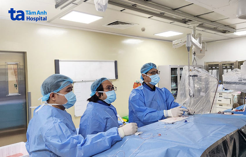 Các bác sĩ đang can thiệp tắc dị dạng mạch máu cho bệnh nhân