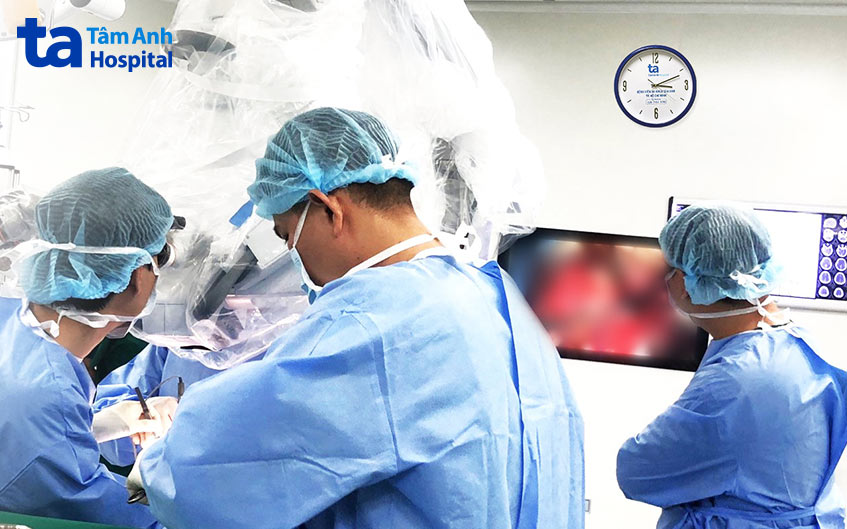 Các bác sĩ đang hút khối máu tụ ra khỏi não bệnh nhân