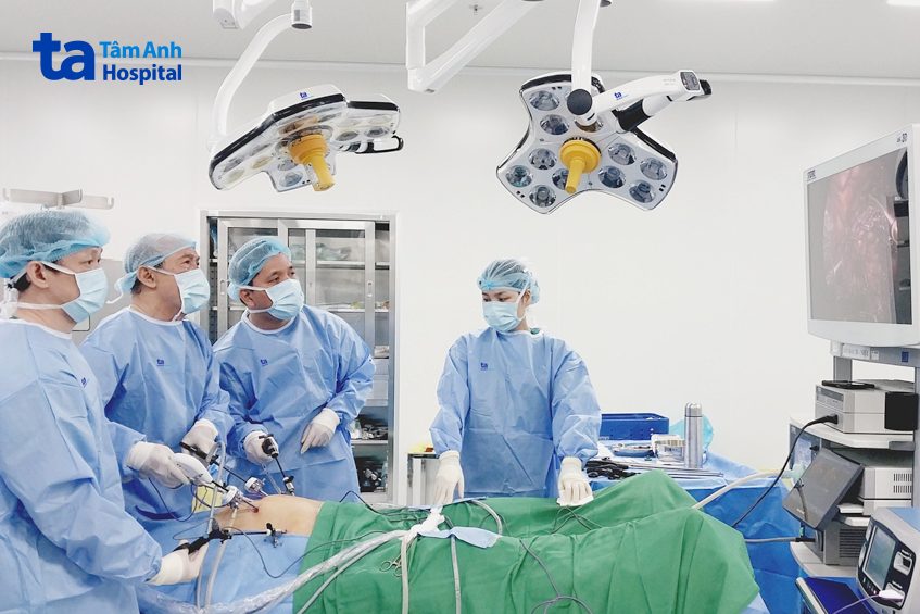 các bác sĩ đang thực hiện ca phẫu thuật
