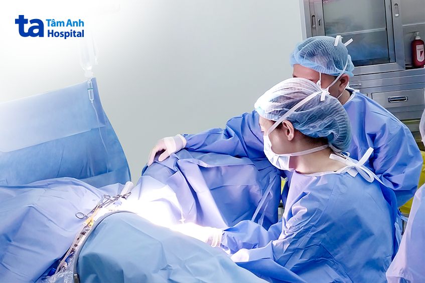 các bác sĩ đang thực hiện phẫu thuật cho bệnh nhân