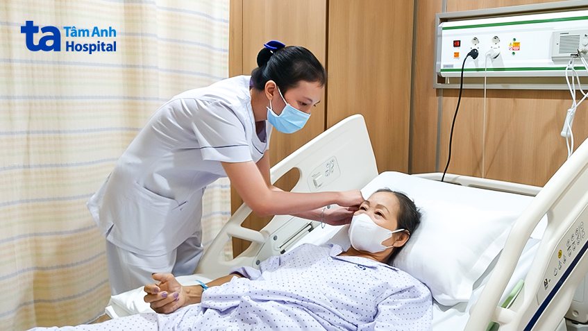 Điều dưỡng khoa Nội tiết đang chăm sóc bà Y