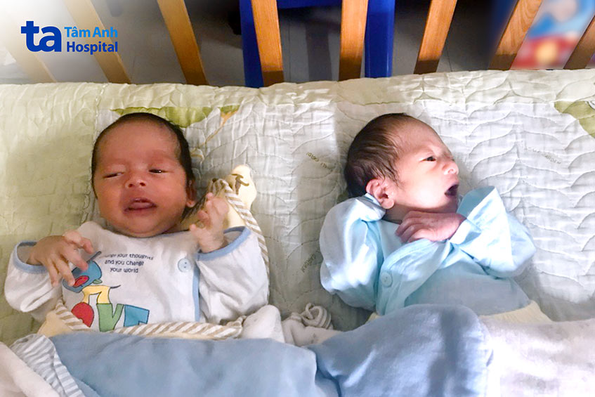 hai bé được sinh ra khỏe mạnh