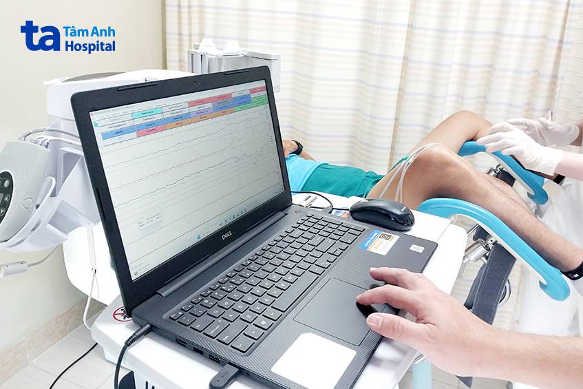 kỹ thuật viên đo áp lực bàng quang cho bệnh nhân