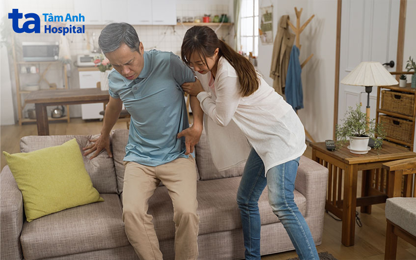 Nếu cảm thấy có dấu hiệu sắp ngất, nên ra hiệu để người gần đó đến giúp đỡ
