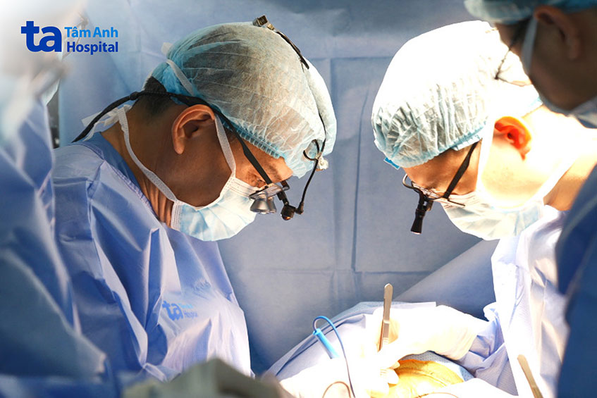 PGS Nguyễn Hữu Ước và ê kíp phẫu thuật nối động mạch cảnh chung trái, phải và động mạch cảnh dưới đòn cho người bệnh