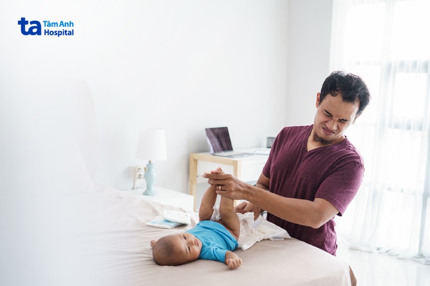 Phân của trẻ sơ sinh có mùi hôi chua khó chịu