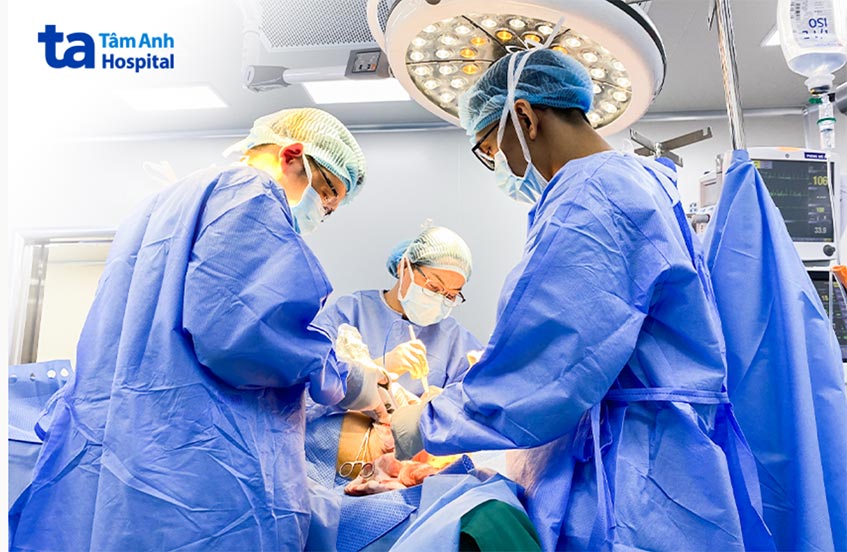 Phẫu thuật được sử dụng để cắt bỏ khối u ung thư vú hoặc cắt bỏ toàn bộ vú