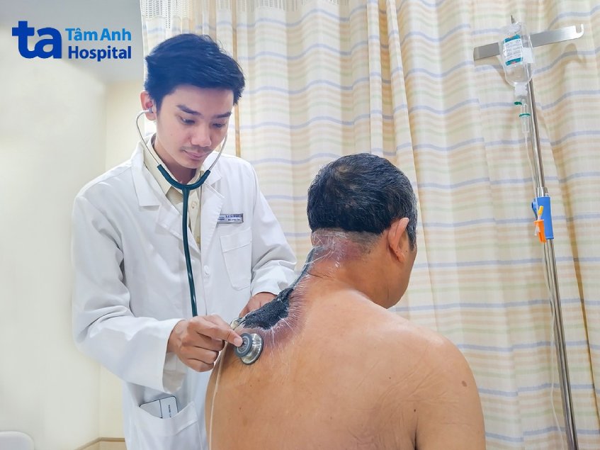 Thạc sĩ bác sĩ Trần Đình Mạnh Long đang thăm khám cho ông M