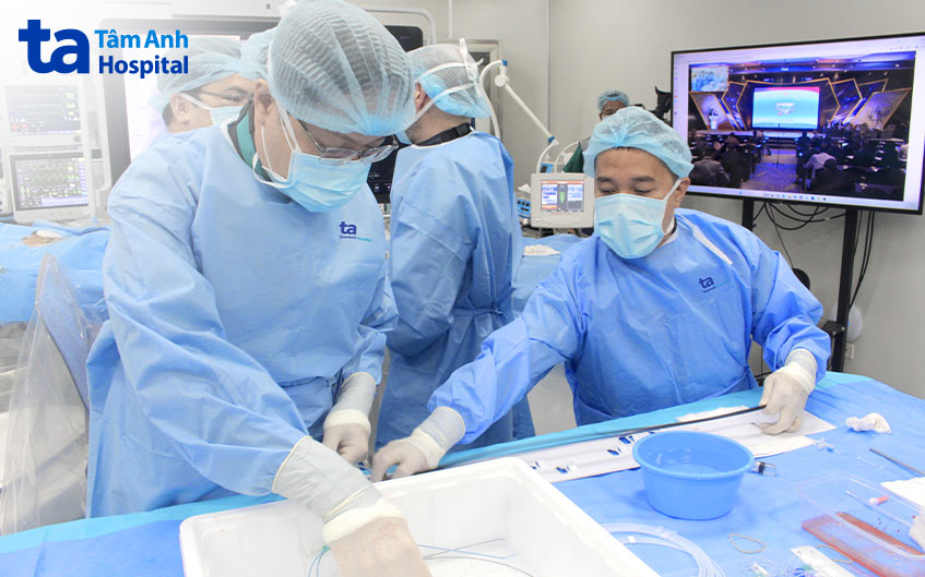 Ca thủ thuật được truyền trực tiếp từ Bệnh viện Tâm Anh đến hội trường với sự theo dõi của hàng trăm chuyên gia quốc tế