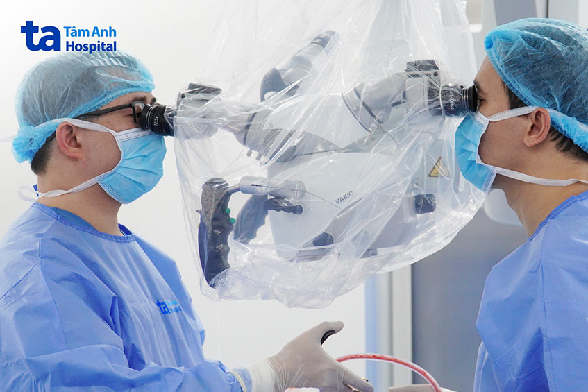 Tiến sĩ Đức Anh (bên phải) và ê kíp mổ vi phẫu cho người bệnh