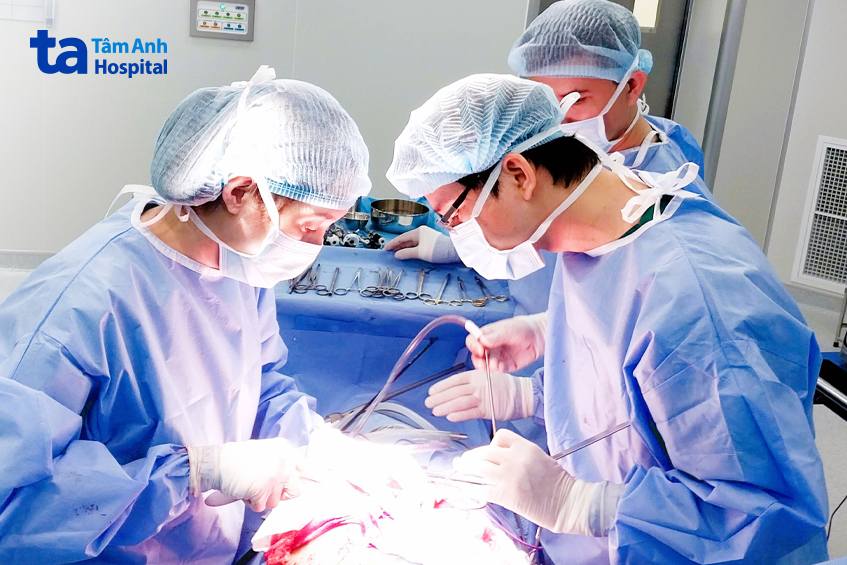 3 bác sĩ đang thực hiện cuộc phẫu thuật