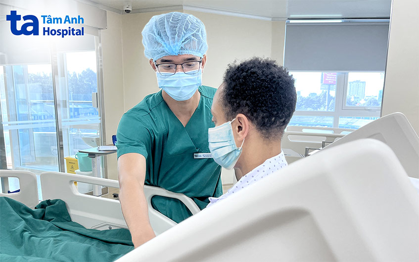 Anh Robert tỉnh táo, ăn uống và nói chuyện bình thường sau một tuần điều trị tích cực