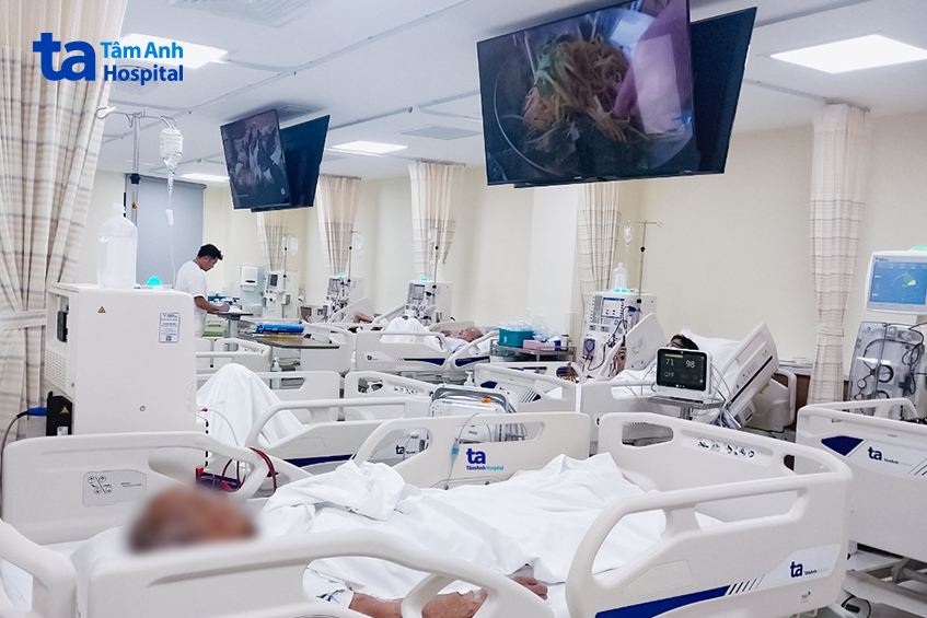 bác sĩ điều dưỡng túc trực tại phòng lọc máu