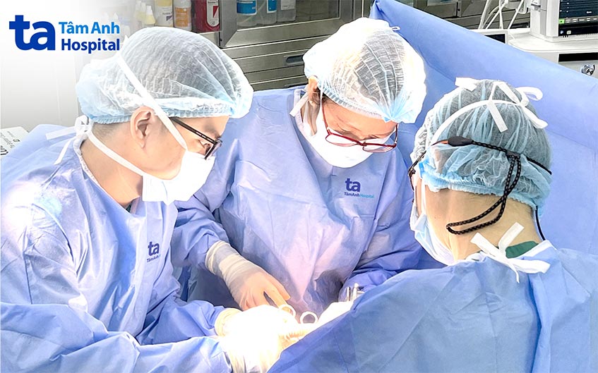 Bác sĩ Hằng (giữa) cùng ê kíp mổ bóc tách khối u tuyến giáp và vét hạch cổ cho bệnh nhân