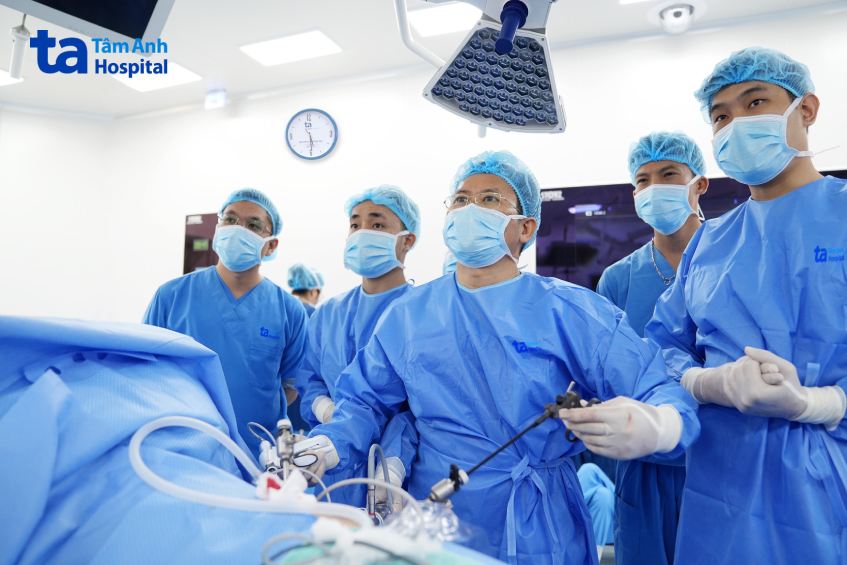 bác sĩ hinh ở giữa thực hiện phẫu thuật