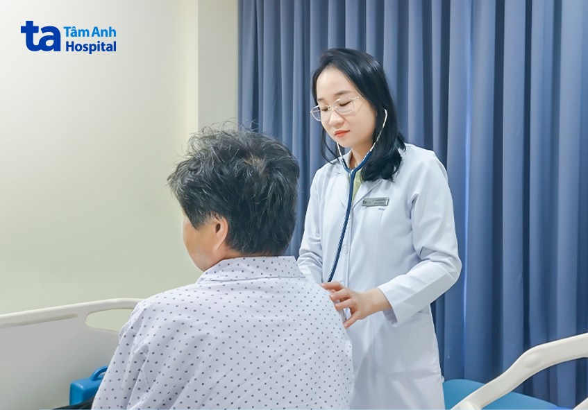 Bác sĩ Hoàng Thị Hồng Linh đang khám sức khỏe cho ông Fumio