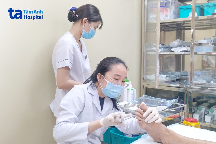 Bác sĩ Hồng Linh đang chăm sóc vết thương cho ông P