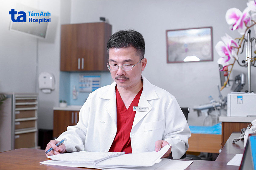 TTND.PGS.TS.BS Lê Hoàng đang theo dõi hồ sơ bệnh án của bệnh nhân