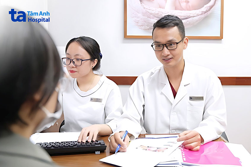 Bác sĩ Lê Quang Đô đang tư vấn cho người bệnh