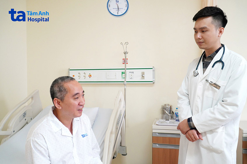 Bác sĩ Lĩnh thăm khám cho ông Mạnh sau 2 ngày can thiệp