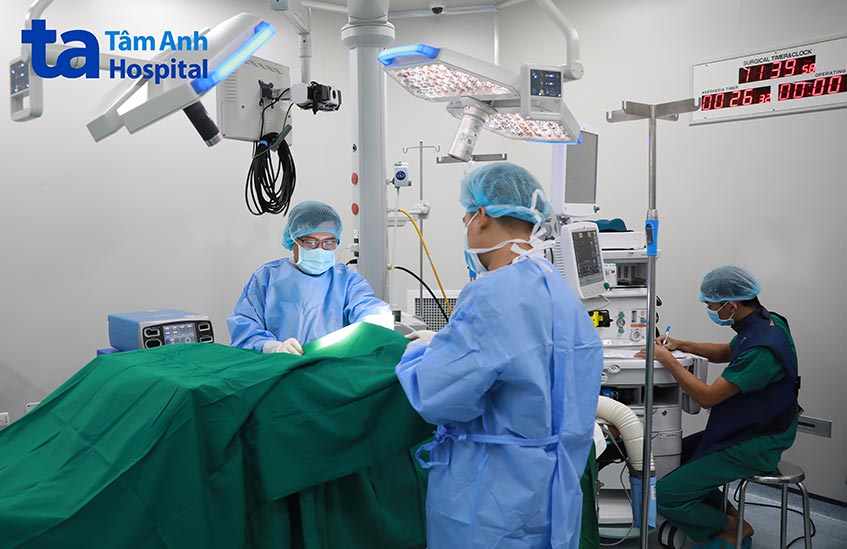 bác sĩ phẫu thuật đĩa đệm cho bệnh nhân