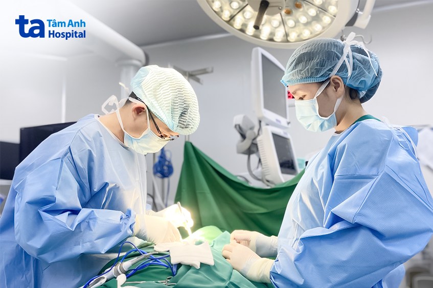 bác sĩ Tấn phẫu thuật cho người bệnh