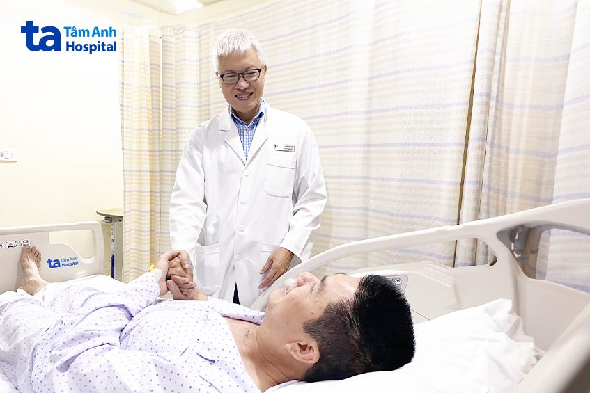 bác sĩ thăm bệnh nhân