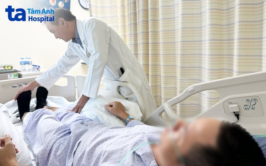 bác sĩ thăm khám bệnh nhân viêm đa dây thần kinh