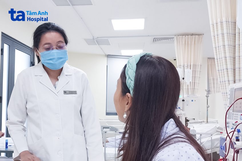 bác sĩ thăm khám bệnh nhân