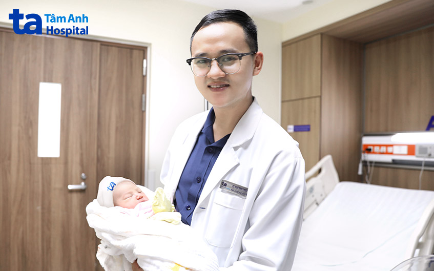 Bác sĩ Vỹ thăm vợ chồng anh Hải, bồng bé gái mới chào đời