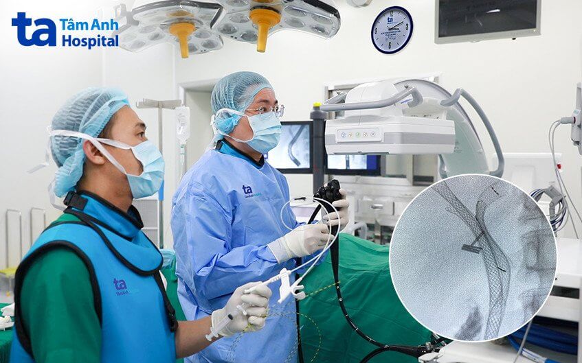 bs Khánh trong ca phẫu thuật