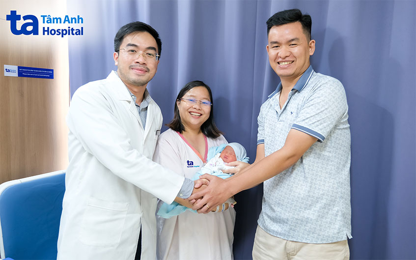 Bác sĩ Lê Xuân Nguyên chia vui cùng vợ chồng chị Dịu khi đón con gái đầu lòng chào đời khỏe mạnh