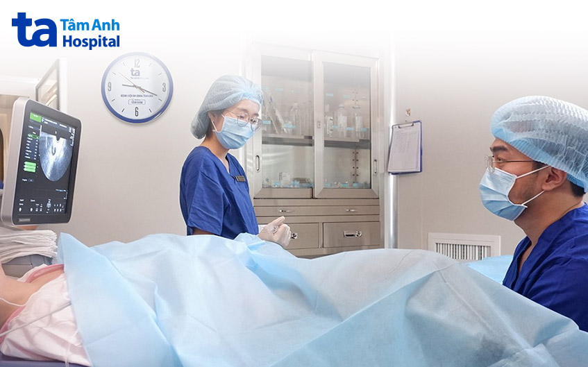 Bác sĩ Lê Xuân Nguyên cùng ekip thực hiện kỹ thuật chọc hút trứng cho bệnh nhân tại IVF Tâm Anh TP HCM