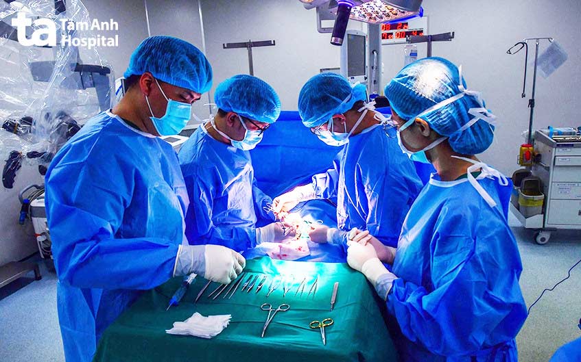 bs triệu vỹ thực hiện mổ micro tese