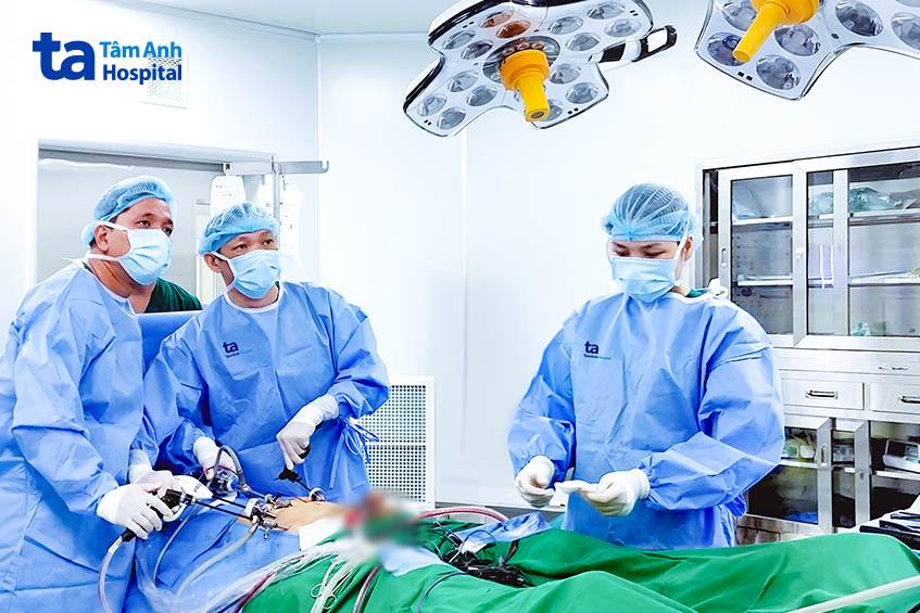 buổi phẫu thuật đang diễn ra