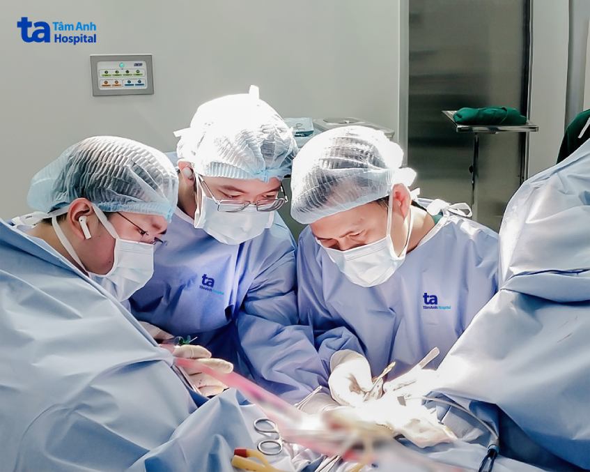 các bác sĩ đang phẫu thuật cho bệnh nhân