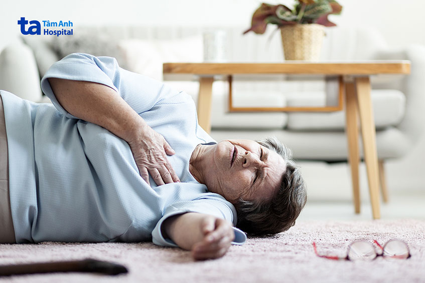 Dù ít gặp nhưng đau tức ngực giữa có thể là dấu hiệu cảnh báo cơn nhồi máu cơ tim