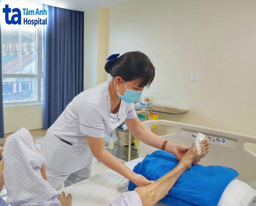 Điều dưỡng khoa Nội tiết đang chăm sóc cho bà V